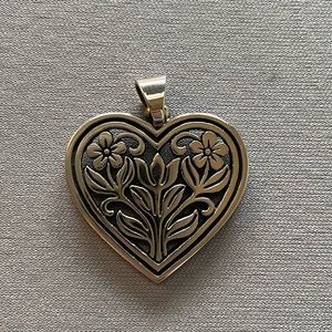 EUC Retired James Avery “In Bloom” Heart Pendant